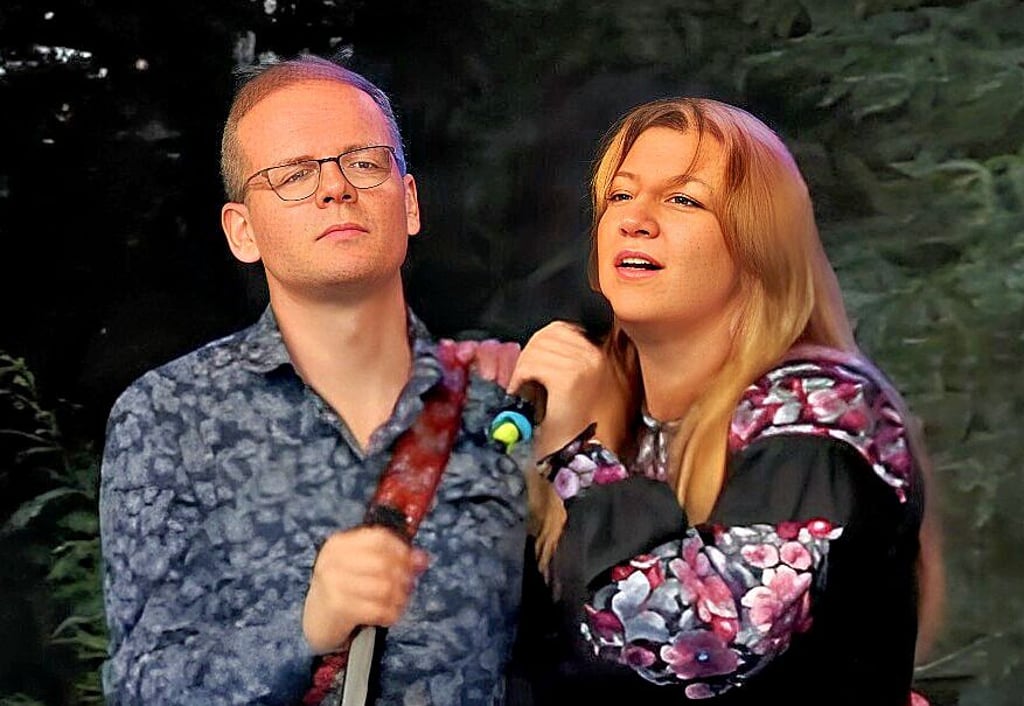 Dirk Ballarin und Yana Nesterchuk bei ihrem Auftritt in Burg. Ein Clip des Liedes ist aktuell im Internet abrufbar.