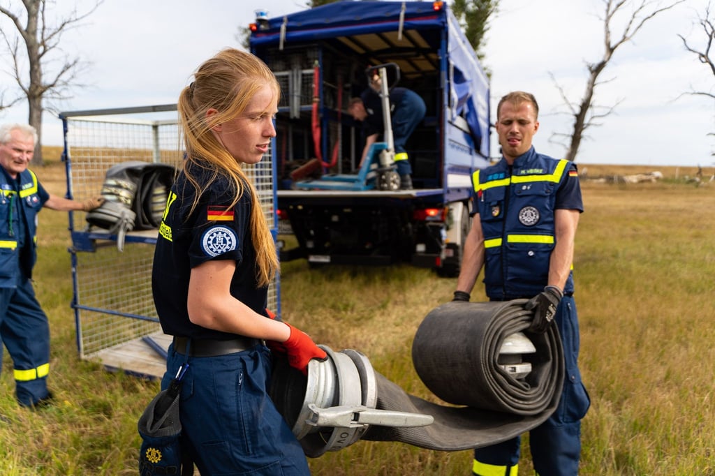 Eine ehrenamtliche THW-Helferin ist bei einem Großbrand im sächsischen Arzberg im Einsatz.