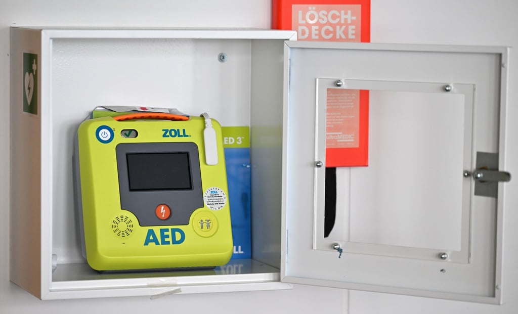 Ein Defibrillator (AED) liegt in einem kleinen Kasten im Erfurter Bürgeramt bereit.
