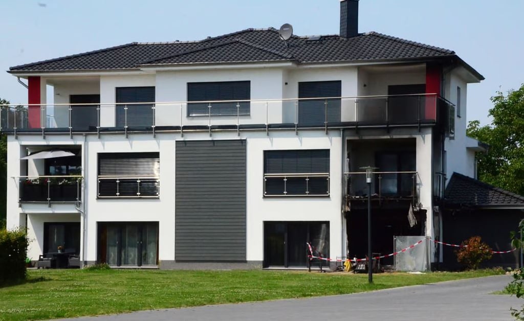 Auf der Terrasse im Erdgeschoss des Hauses in Gardelegen war nach Angaben der Polizei ein Strandkorb in Flammen aufgegangen..