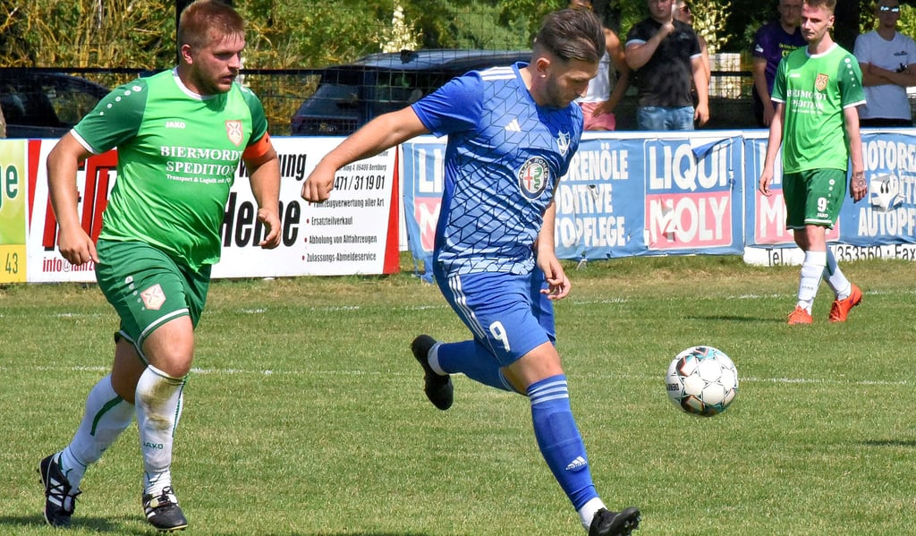 Alexander Naumann (rechts) im Duell mit dem Kleinmühlinger Kapitän Florian Neugebauer schoss mit seinen beiden Treffern den SV 08 Baalberge in die zweite Runde des Sparkassencups.