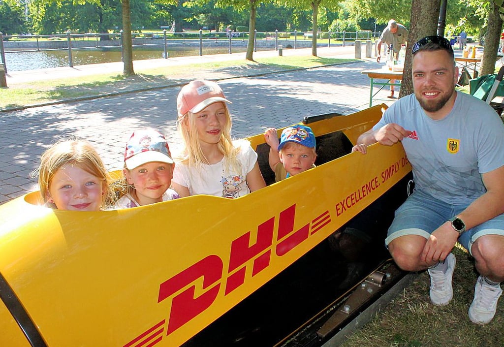 Junioren-Weltmeister der Bobfahrer Nico Semmler mit dem wohl jüngsten Viererbob der Sportgeschichte.