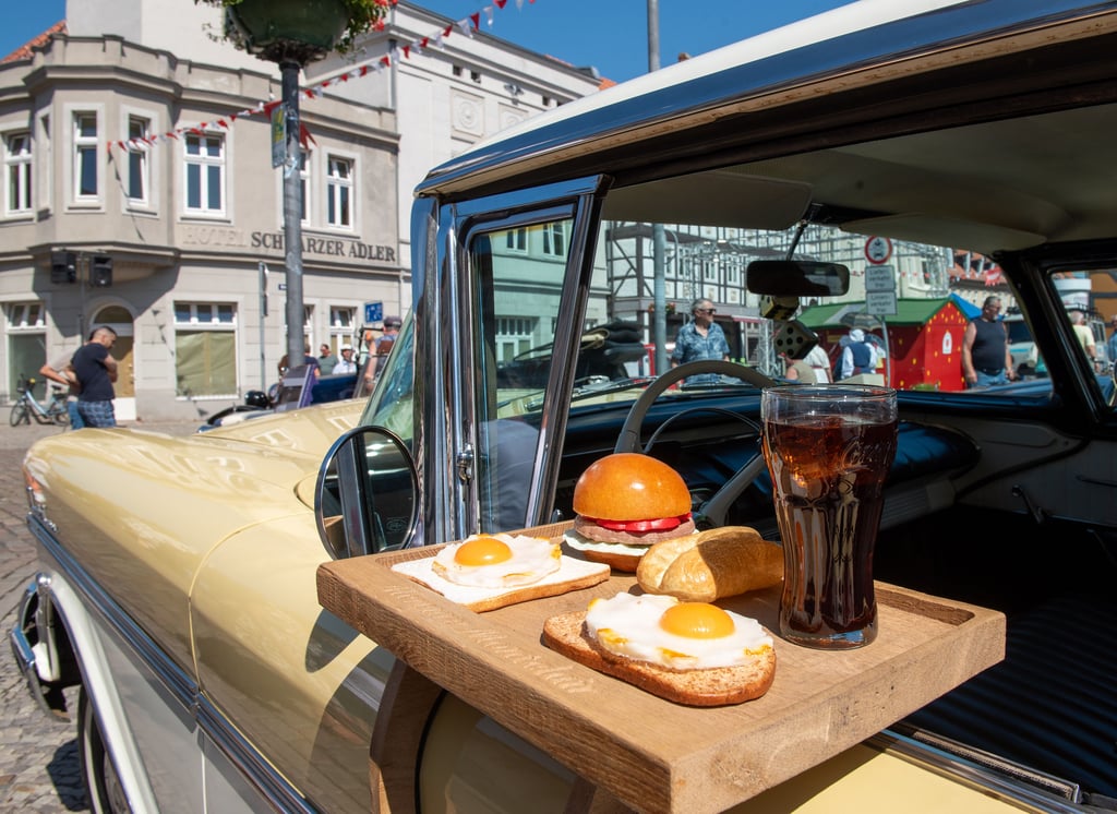 Die Oldtimer, die am Rathausturmplatz präsentiert wurden, boten manche Besonderheit.