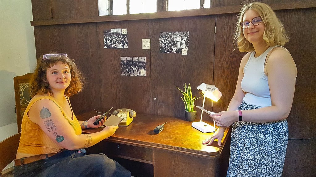 Annika Butscher und Clara Bräunlich haben einen Escape Room konzipiert. Das Spielziel: Videomaterial finden.