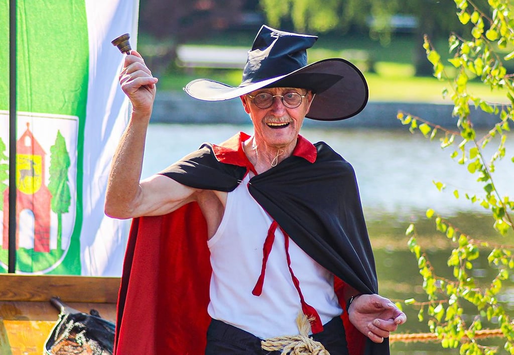 Hans-Georg Fischer, langjähriger„Teufel“ der Ilsenburger Kinderwalpurgis verabschiedete sich mit der Floßfahrt von seinem Ehrenamt.