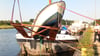 Das havarierte Boot wurde mittels Autokran eines Güterschiffes aus dem Wasser geborgen. 