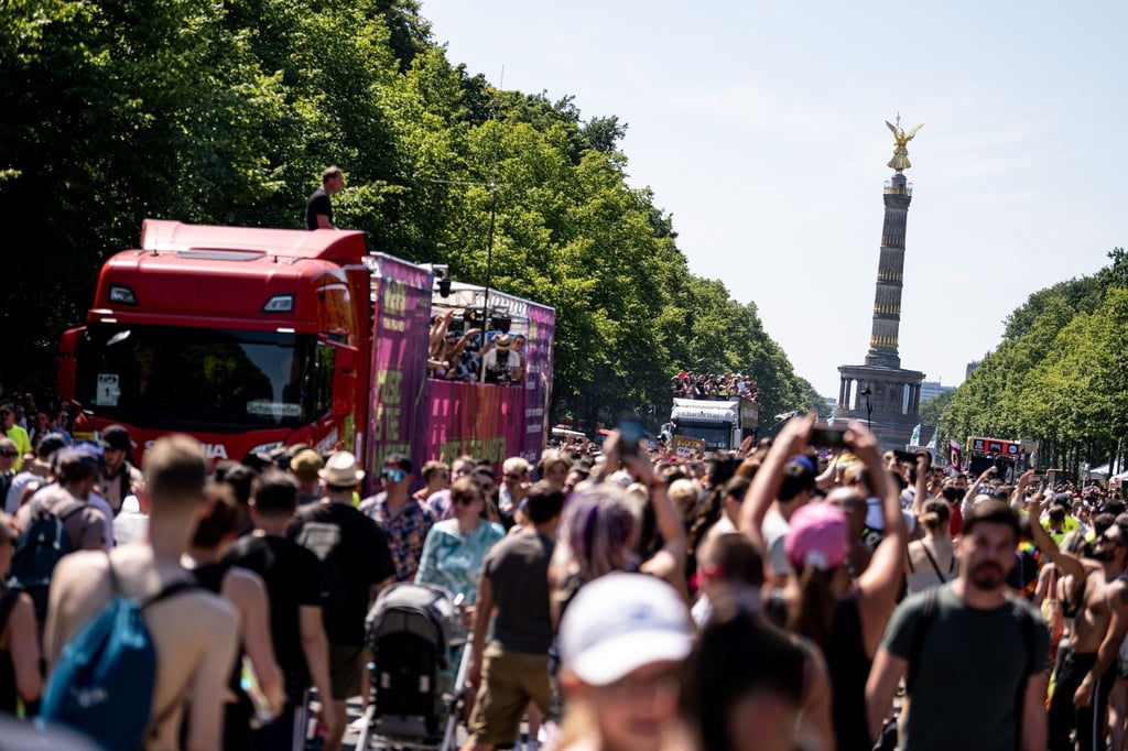 Massen an Menschen auf der Straße des 17. Juni vor der Siegessäule.