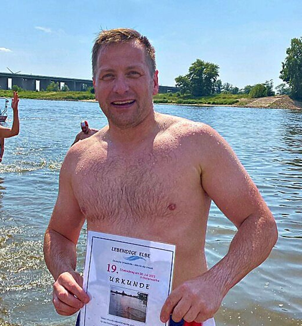 Er war der erste Schwimmer: Robert Hempel (43).