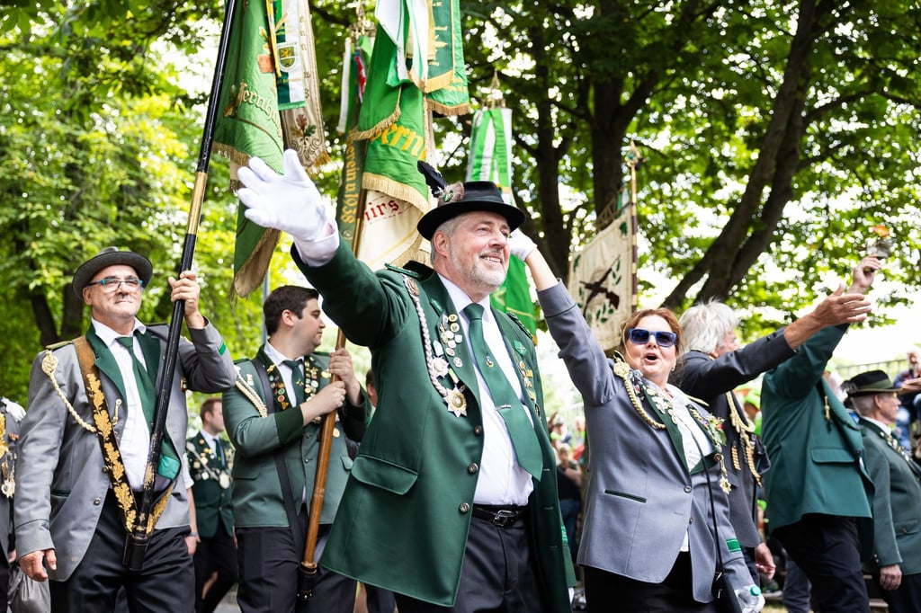 Teilnehmer vom Schützenausmarsch laufen durch die Innenstadt von Hannover.