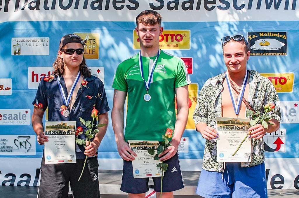 Milan Fahrig, Philipp Maurice Weber und Malte Fahrig (v.l.) standen beim Saaleschwimmen in der Juniorenklasse auf dem Podium.