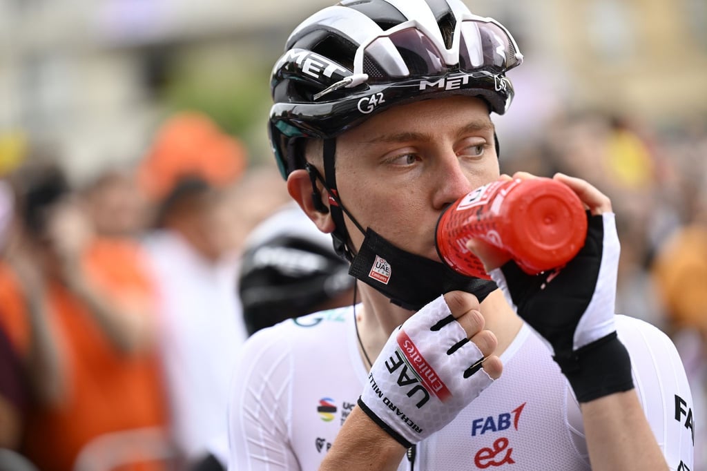 Tadej Pogacar aus Slowenien vom UAE Team Emirates am Start.