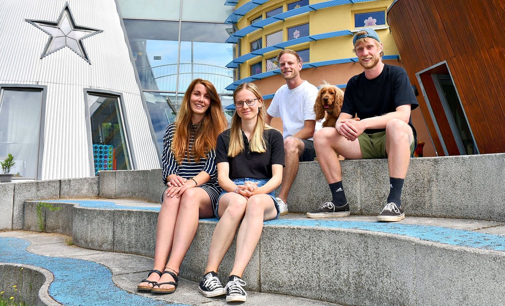 Sie sind Erzieher, Sozialarbeiter oder Heilpädagogen und haben es sich zur Aufgabe gemacht, Kinder im Alltag zu unterstützen: Anne-Marie Vehlhaber, Claudia Michell, Steffen Andreas und Philipp Müller (v. l.) von den Pfeifferschen Stiftungen. Zum Team gehört auch Cockerspaniel Tommy.