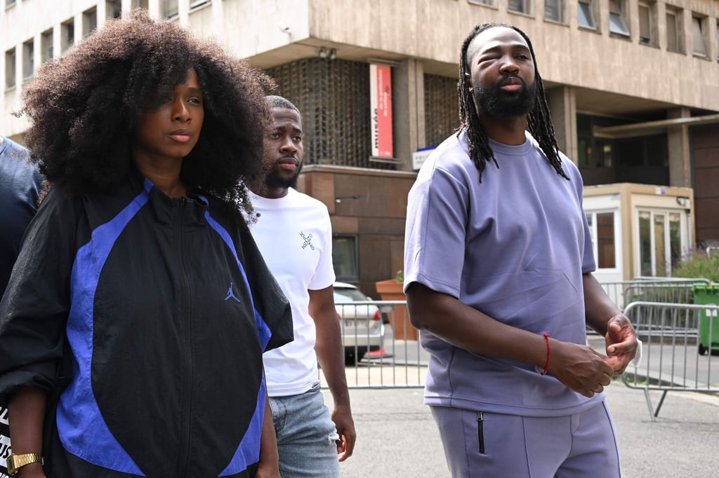 Assa Traore (l), Aktivistin und Leiterin des Komitees „Wahrheit und Gerechtigkeit für Adama“, und Youssouf Traore, Mitglied des Komitees, dessen Auge zugeschwollen ist, vor der Polizeistation des 5. Arrondissements.