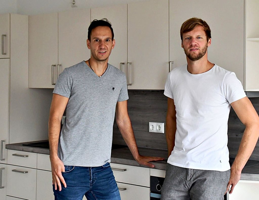 Marc Pfeiffer, Betreiber der Senioren-Wohnanlage (rechts) und sein Bruder Tim, liegen gut im Zeitplan.