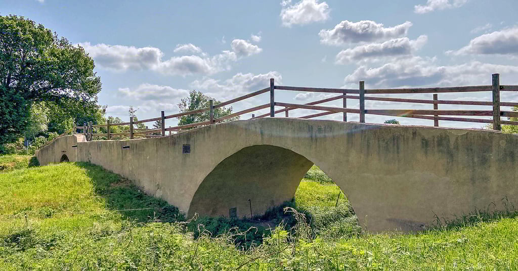 Auf den ersten Blick ist die Klusbrücke bei Wahlitz ein Hingucker. Nach ihrer Sanierung 2016 und 2017 stellte sich jedoch heraus: Der Putz begann aber schon knapp eine halbes Jahr danach abzubröckeln. In diesem Jahr startet ein neuer Versuch.