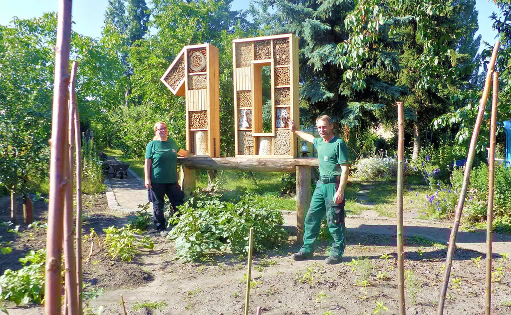 Steffi Heinrich und Thomas Richter haben viel zu tun im Erlebnisgarten. Die große „10“ weist auf das Jubiläum hin, das am 31. Juli gefeiert wird.