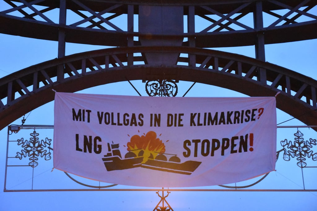 Mit diesem Banner protestieren die Aktivisten an der Peißnitzbrücke.