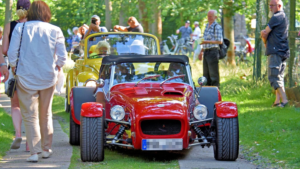 Der rote Lotus gehört zu den 28 Oldtimern, die auf dem Gelände der Villa Westerberge zu sehen sind.