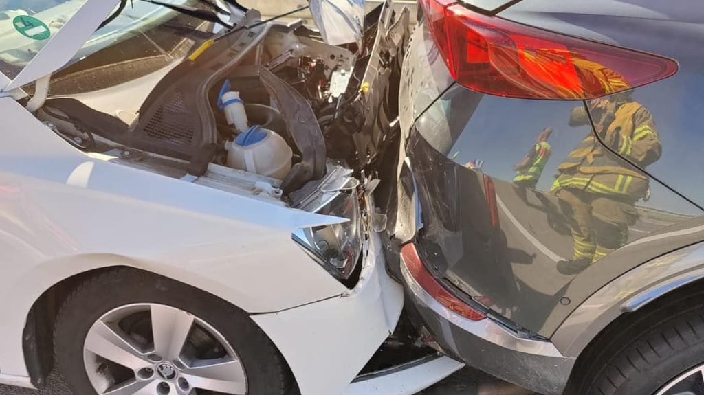 Die beiden verkeilten Autos auf der A9 bei Brehna.
