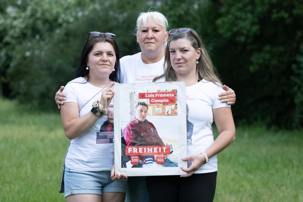 Maria (l) und Janie (r) Frometa Compte, Töchter des inhaftierten Deutsch-Kubaners Luis Frometa Compte, und Ehefrau Silke Frometa Compte kämpfen für die Freilassung.