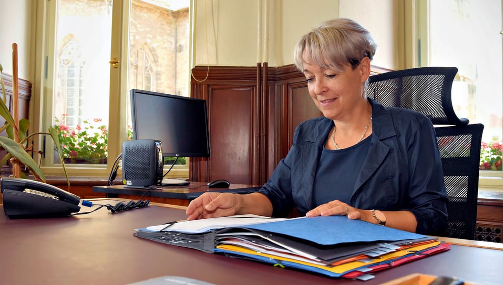 Christina Buchheim sichtet die Unterschriftenmappe auf ihrem Schreibtisch. Montag ist ihr erster offizieller Arbeitstag als Bürgermeisterin.