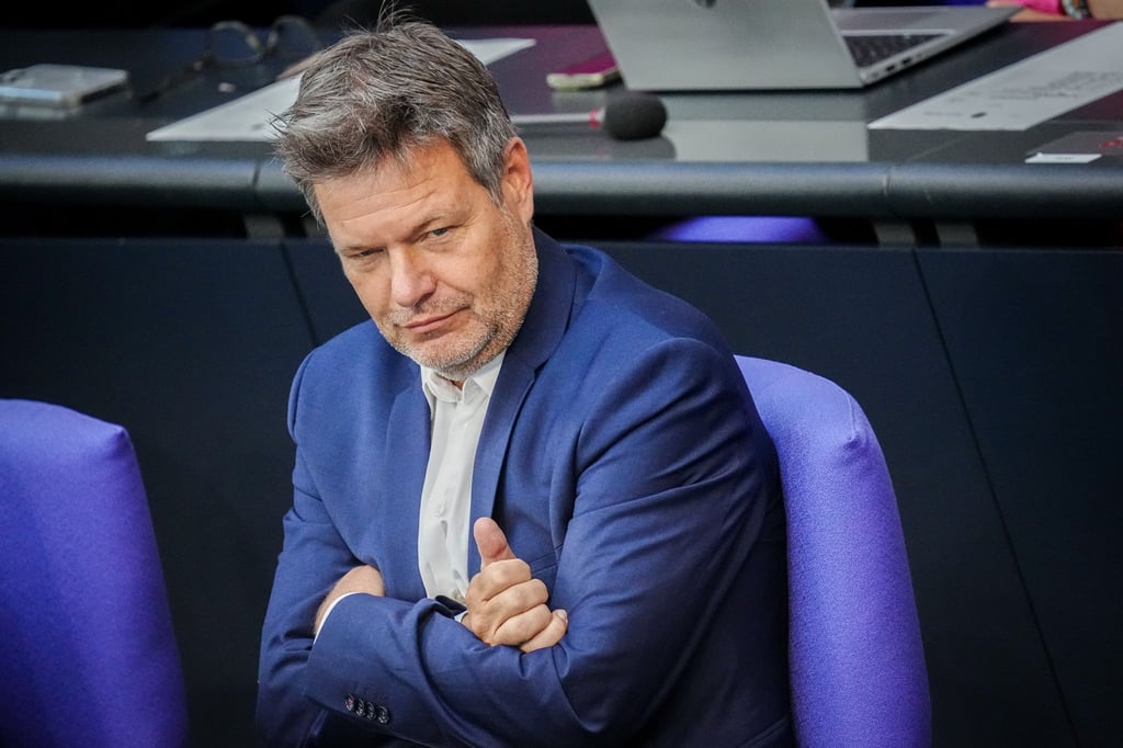 „Die regierungstragenden Fraktionen haben entschieden“, sagt Bundeswirtschaftsminister Robert Habeck (Grüne) im andauernden Streit um das Heizungsgesetz.