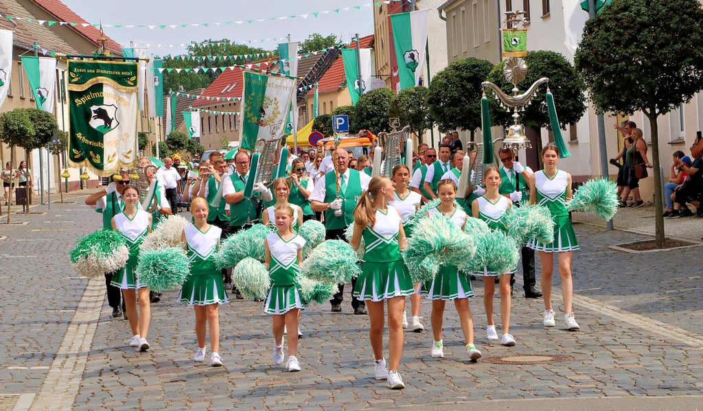 Bei prächtigem Sommerwetter hat es am Sonnabend den traditionellen Umzug durch die Stadt Schweinitz gegeben. Anlass dafür war das 198. Schul- und Heimatfest. Vom Dörfchen ging es bis zum Festplatz.