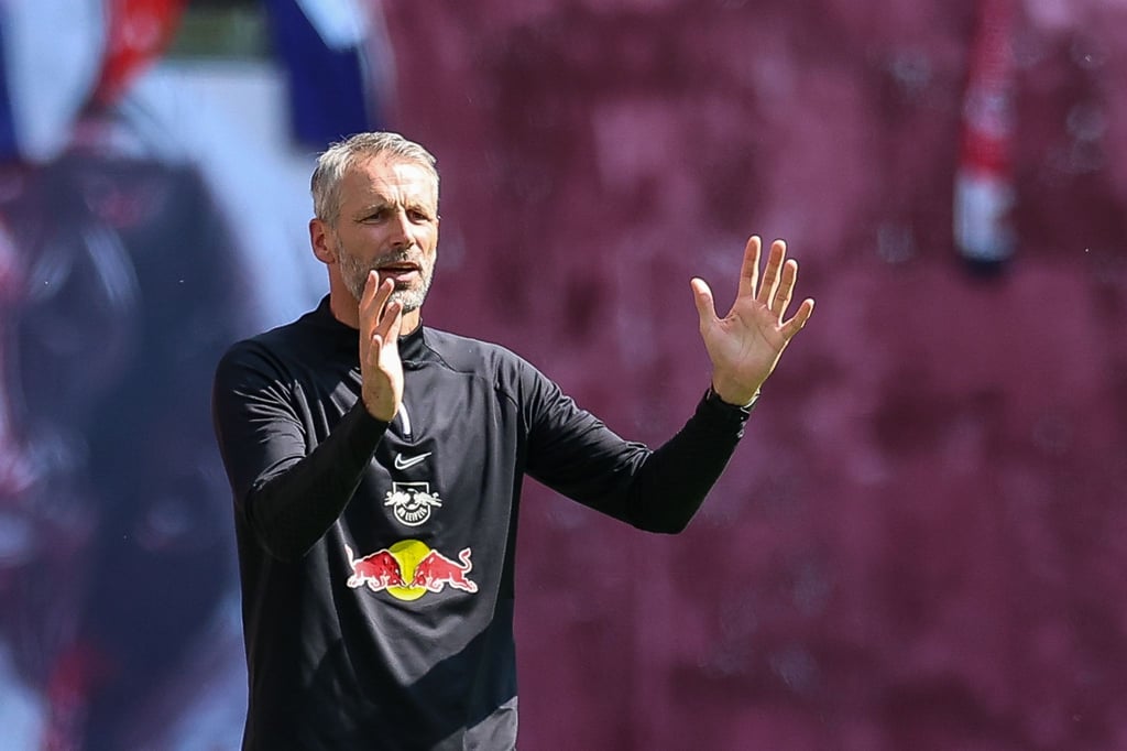 Leipzigs Trainer Marco Rose reagiert am Spielfeldrand.