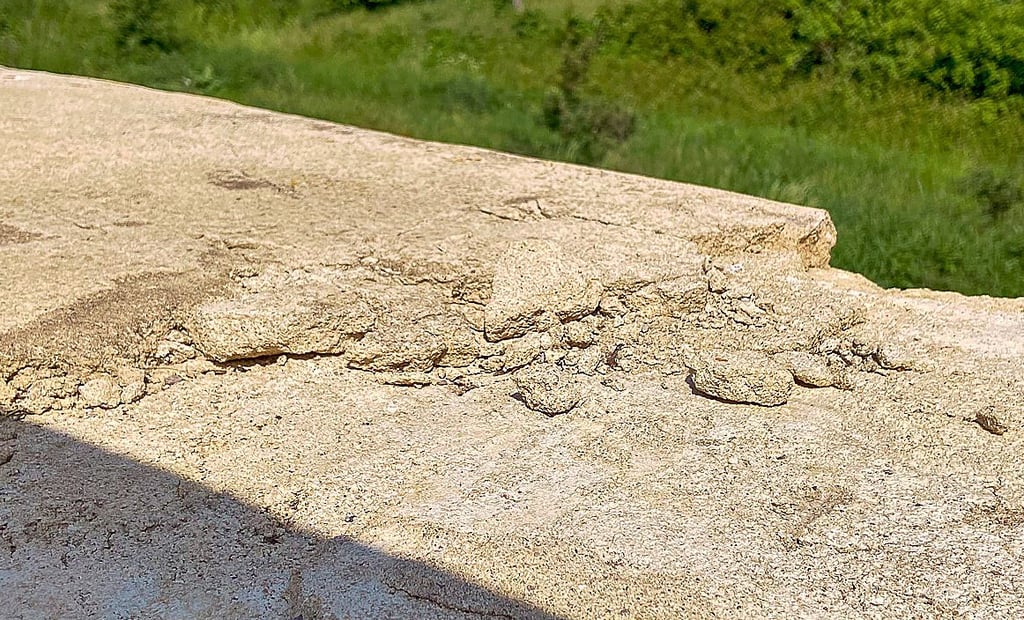 Wind, Regen und – bei Minusgraden – Eis sorgen dafür, dass der Putz der Klusbrücke nach und nach zerbröckelt und abfällt.