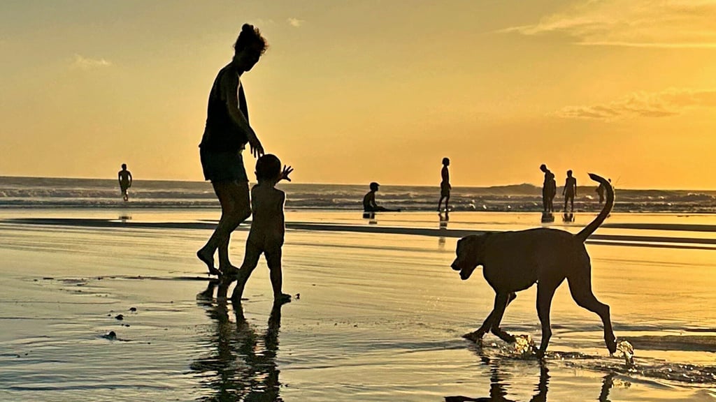 In der Dämmerung auf Bali. Immer wieder zieht es die gesamte Familie Ferrito an den Strand.