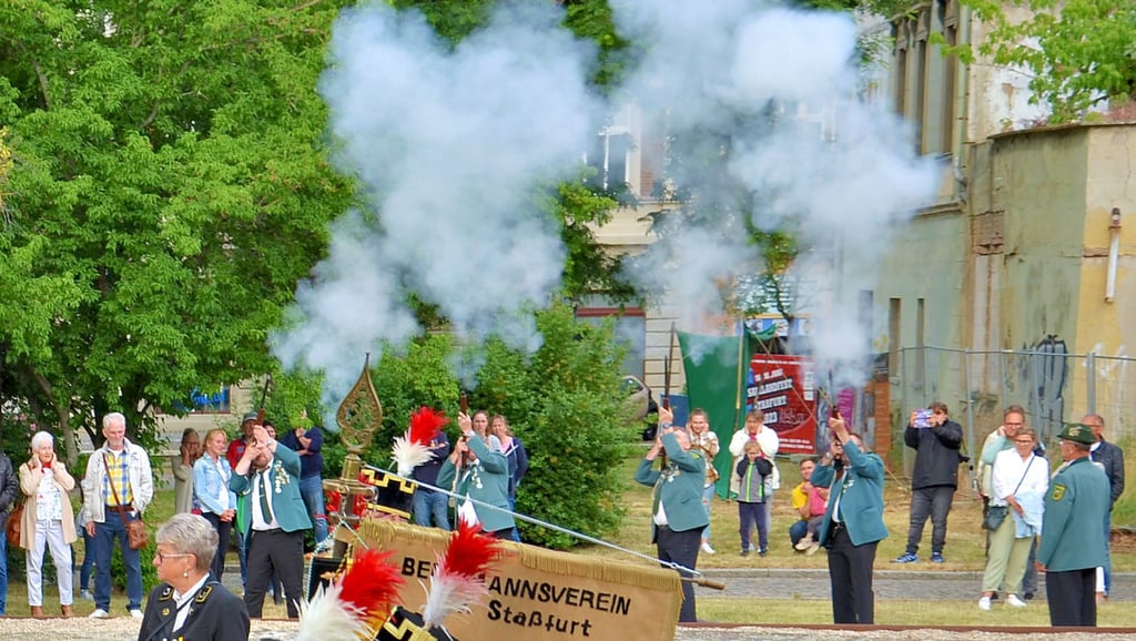 Die Schützen der Stadt Staßfurt lassen's nicht nur krachen, wie hier zur Eröffnung des Salzlandfests mit einem dreifachen Salut. Sie ermitteln bei zahlreichen Aktivitäten auch ihre Besten.