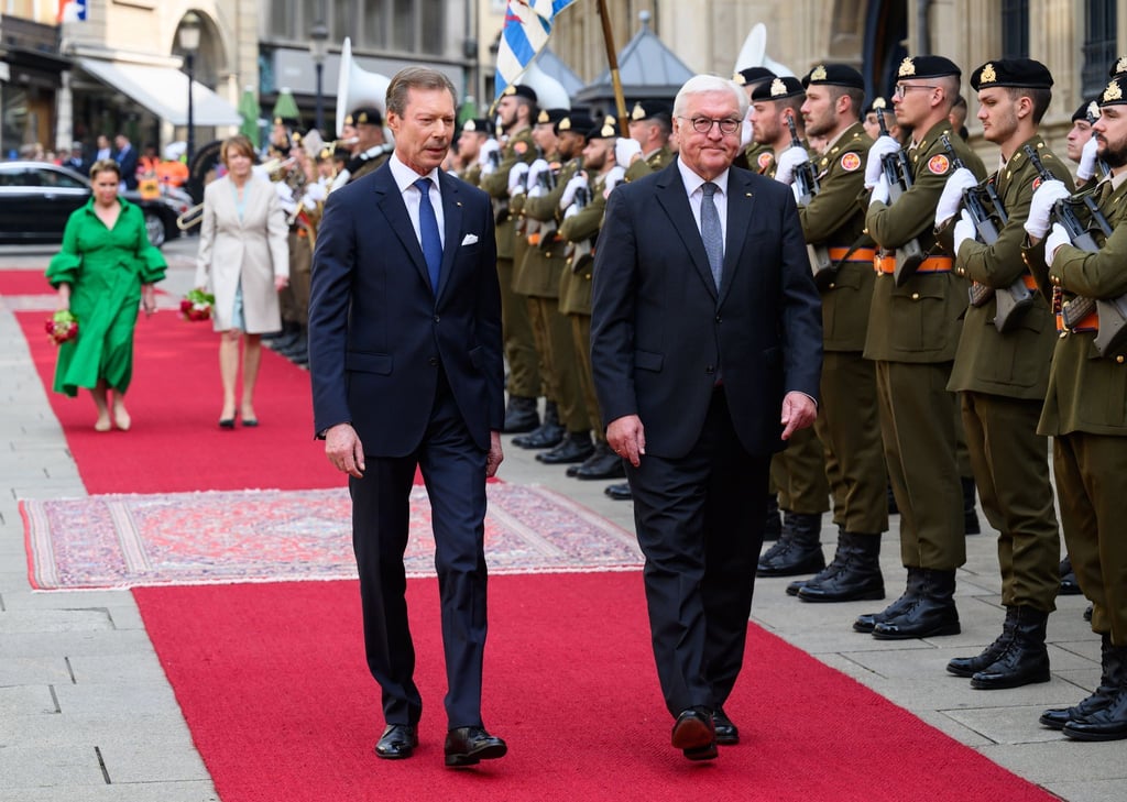 Bundespräsident Frank-Walter Steinmeier (r) wurde von Großherzog Henri von Luxemburg mit militärischen Ehren begrüßt.