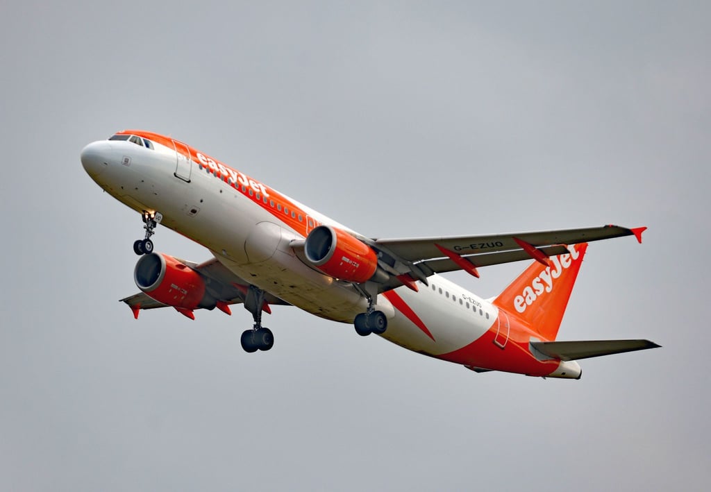 Ein Airbus A320-214 (G-EZUO) der britischen Fluggesellschaft EasyJet über London.