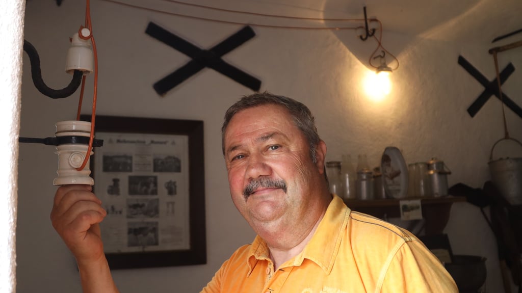 Sammler Helgo Dreger führt die alte Lichtanlage auf seinem Hof in Jersleben vor.