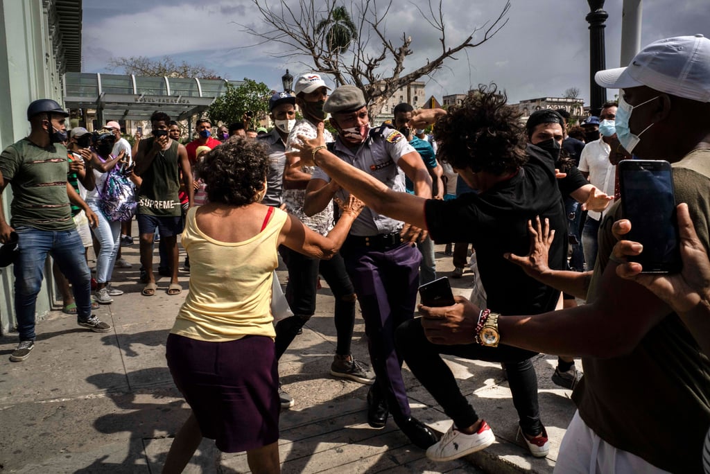 Die Polizei verhaftet einen regierungskritischen Demonstranten während einer Demonstration in Havanna. Hunderte von Demonstranten waren in mehreren Städten Kubas auf die Straße gegangen, um gegen die anhaltende Lebensmittelknappheit und die hohen Preise für Lebensmittel zu protestieren. Auf Familienbesuch in Havanna filmte ein Deutsch-Kubaner mit dem Handy historische Demonstrationen - und bekam 15 Jahre Haft.