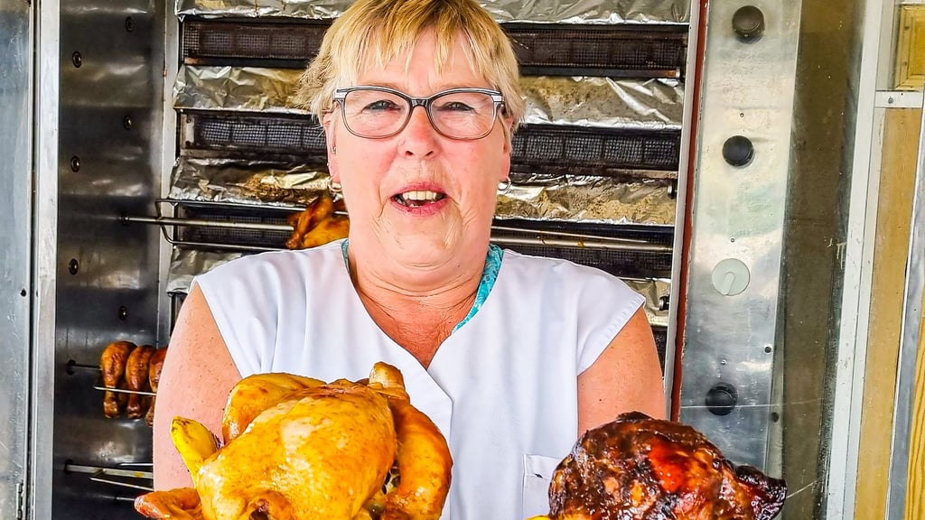 „Grillmeisterin“ Cornelia Hähle aus Havelberg hat ein ganzes Hähnchen und eine Haxe frisch aus ihrem Grillschrank genommen.