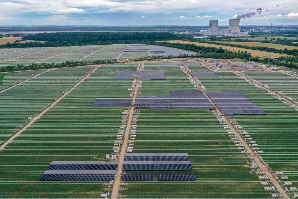 Arbeiter montieren Solarpanele im Energieparks Witznitz.