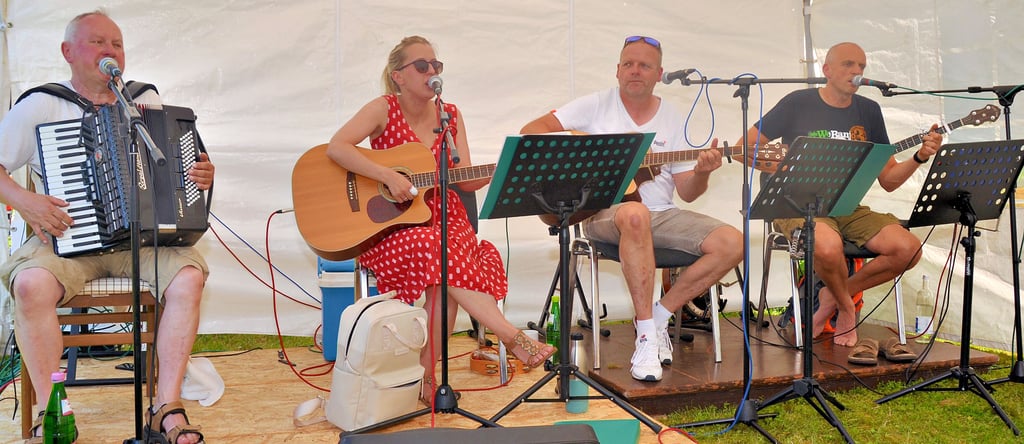 Die Band „Glinde 7“ mit Joachim Koch, Katharina Dießner, Olaf Mendel und Steffen Simmoneit (von links) spielt Irish Folk beim Kirchfest in Sülldorf an der Kirche „Sankt Martin". Sie kommen schon seit über fünf Jahren nach Sülldorf zum Kirchfest.