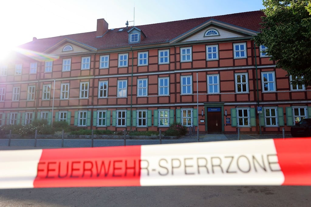 Blick auf das weiträumig abgesperrte Gebäude des Polizeireviers in der Innenstadt.