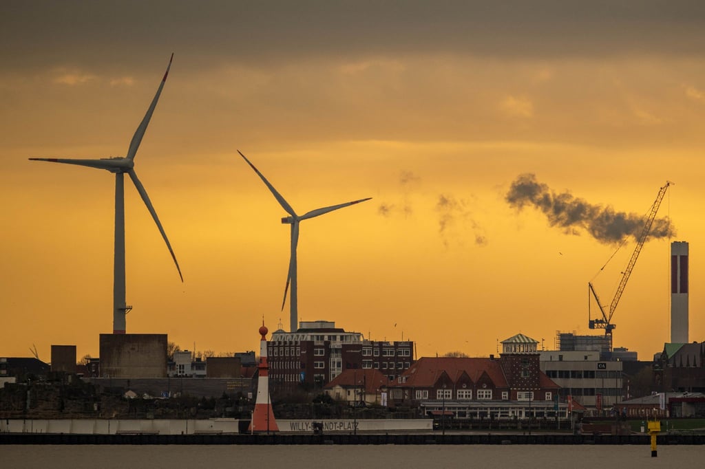 Zwei Windräder stehen am Hafen von Bremerhaven.