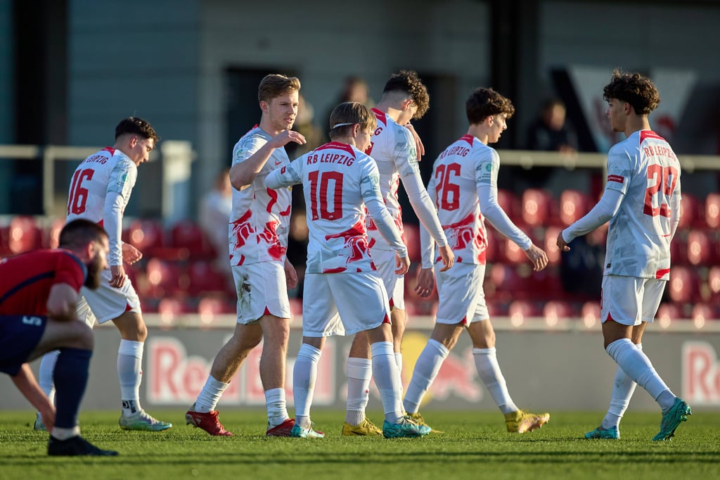 Die älteren Spieler der U19 verlassen RB geschlossen.