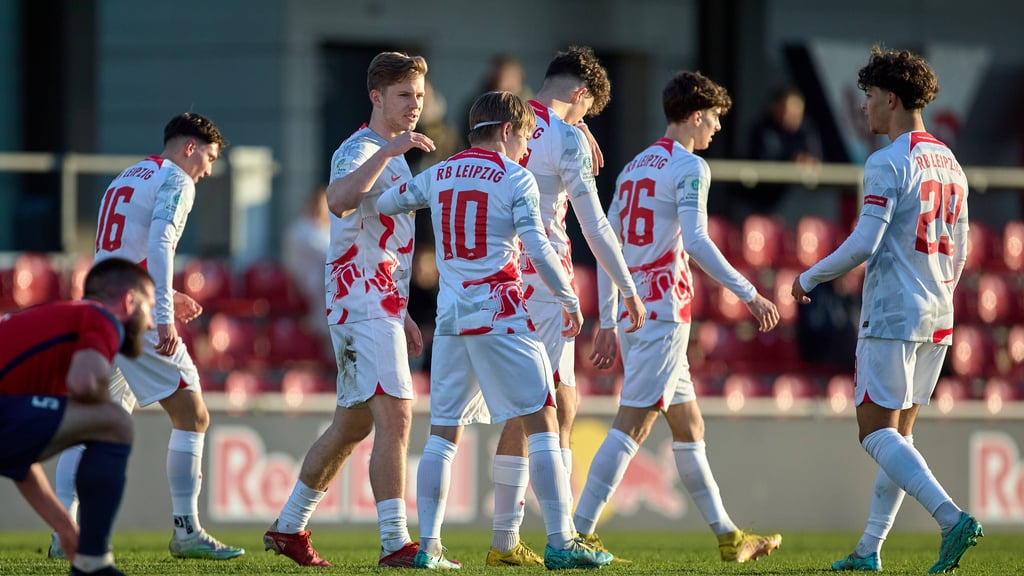 Die älteren Spieler der U19 verlassen RB geschlossen.