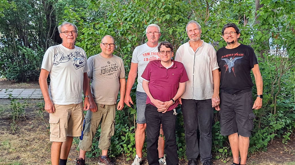 Friedhelm Dieme (links), Ingo Strobel, Michael Pohl, Christian Schwela, Thomas Kirchhoff und Bernd Neumann gehören zu den sieben Gründungsmitgliedern des Kloster/Schloss-Vereins Nienburg/Saale. Das siebente Gründungsmitglied, Jürgen Seilkopf, war zum Zeitpunkt der Aufnahme nicht anwesend.