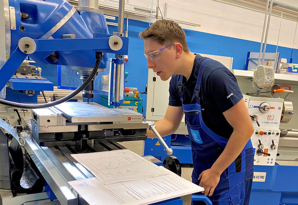 Erik Kindlein fräst in der neuen Ausbildungswerkstatt von Thyssenkrupp eines von sechs Löchern in eine Metallplatte. Dies ist genau die Arbeit, die der Auszubildende machen will.
