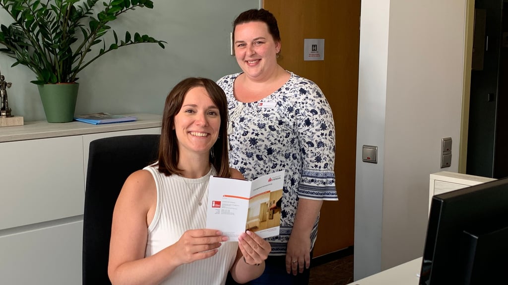 Jennifer Richter (links) und Sarah Schünemann stehen in der Tourist-Information Urlaubern und Einheimischen zur Seite. Beliebt bei den Reisenden ist das Gastgeberverzeichnis der Hansestadt Stendal.