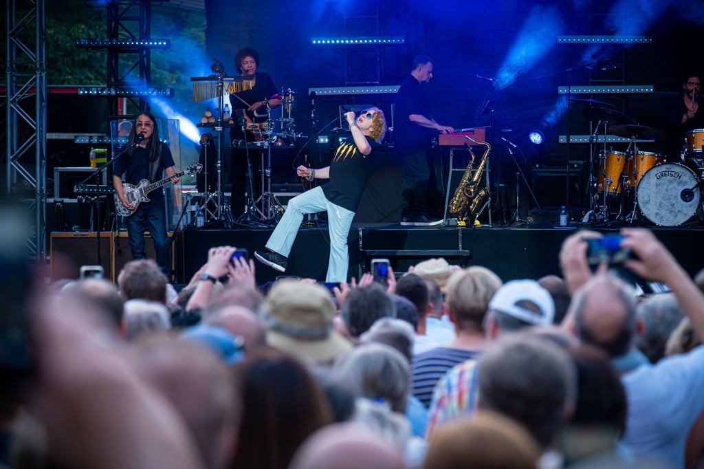 Simply Red und Frontmann Mick Hucknall haben mit ihren Greatest Hits auf der Peißnitzbühne in Halle ihre Fans begeistert.