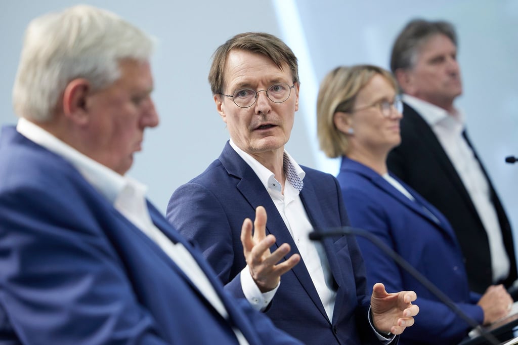 Karl Lauterbach (2.v.l.) zusammen mit NRW-Gesundheitsminiser Karl-Josef Laumann (l.), Melanie Schlotzhauer, Hamburgs Gesundheitssenatorin (2.v.r.), sowie dem baden-württembergischen Gesundheitsminister Manfred Lucha.