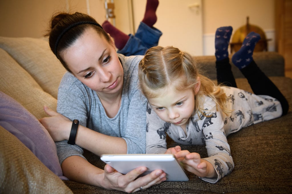 Ein kleines Mädchen und seine Mutter spielen auf einem Tablet. Die Volksstimme und Mitteldeutsche Zeitung haben in einer großen Umfrage Familien nach ihrem Leben in Sachsen-Anhalt befragt.