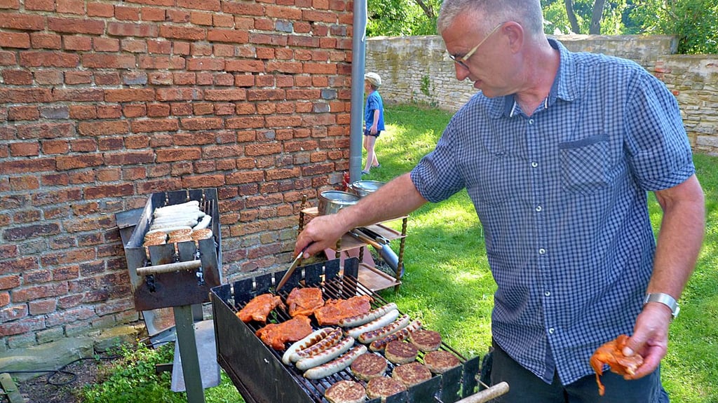 Der Grillmeister heizt am Abend die Kohlen an. Kurz danach gibt es beim Kirchfest die ersten Würstchen, Buletten und Steaks.