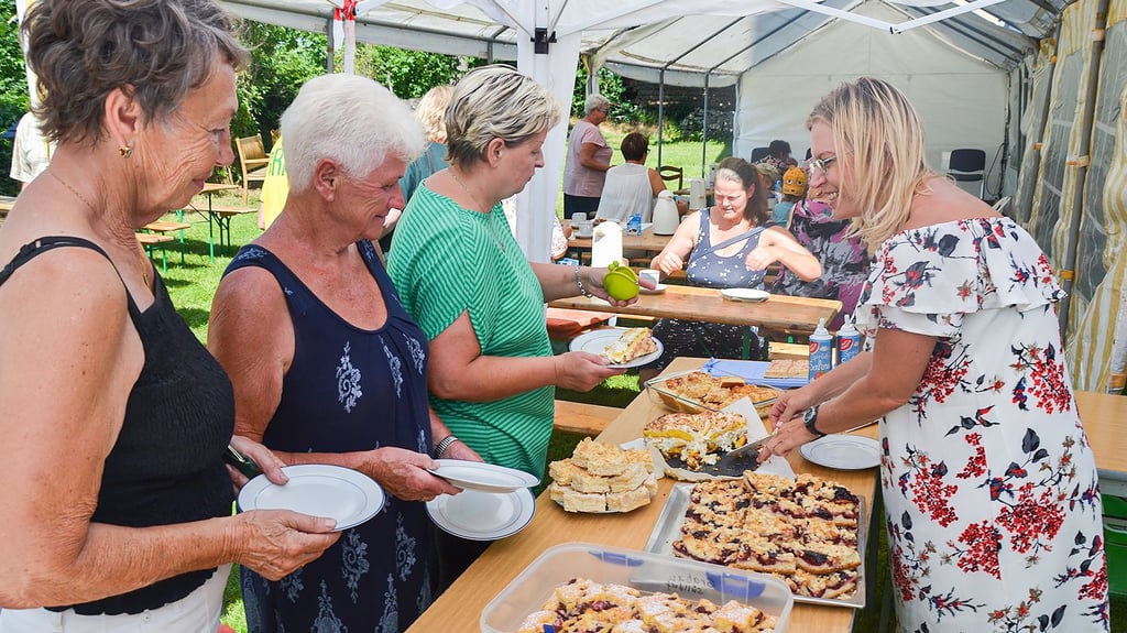 Gleich nach der Andacht in der Kirche erwartet die Besucher draußen eine reichhaltige Auswahl an Kuchensorten, von Michaela Höpfner serviert.